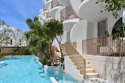 수영장 이용이 가능한 디럭스 트윈룸 — Veranda Resort Phuket, Autograph Collection
